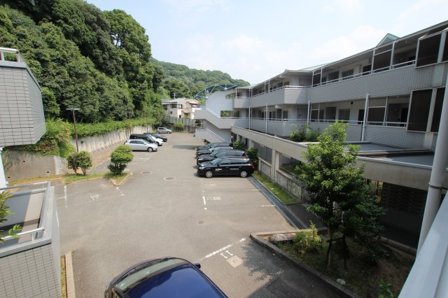 高倉山ハイツの駐車場