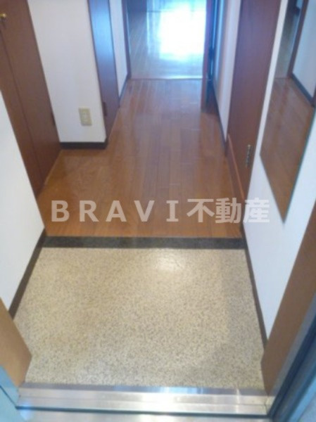 セントアミール南久宝寺　BRAVI不動産の玄関|【セントアミール南久宝寺】きれいな玄関です