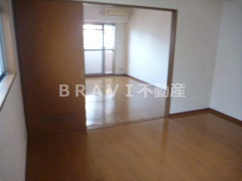 セントアミール南久宝寺　BRAVI不動産の居間・リビング|【セントアミール南久宝寺】おしゃれな居間です