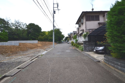 【前面道路含む現地写真】 | 南山田３丁目　 | 幅員６ｍですので、車庫入れも楽チンですね。