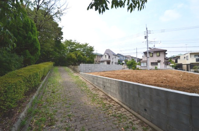 【前面道路含む現地写真】 | 南山田３丁目　 | 物件東側の遊歩道。お散歩にどうぞ。