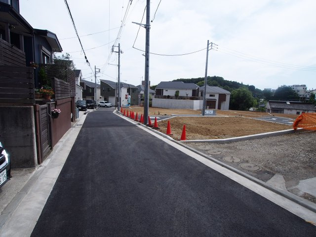 保土ヶ谷区新桜ケ丘1丁目全９棟　新築戸建【成約】の前面道路含む現地写真