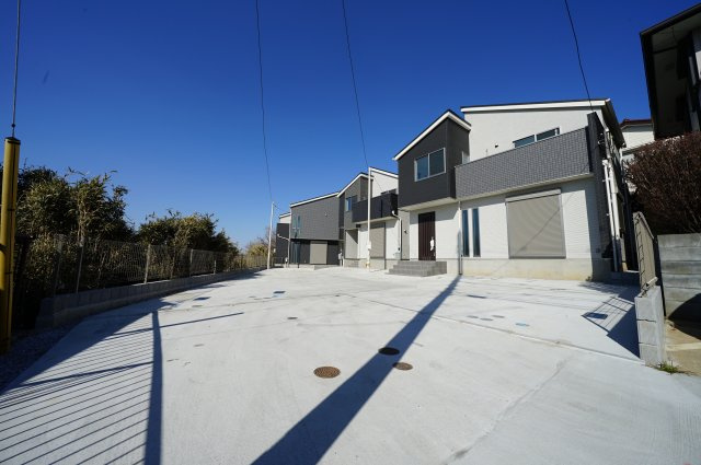 保土ヶ谷区狩場町全３棟　新築戸建ての前面道路含む現地写真
