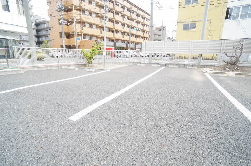 メゾン神明町の駐車場