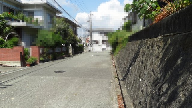 箕面市牧落５丁目　新築戸建の前面道路含む現地写真