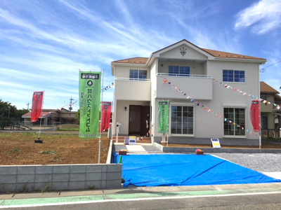 【前面道路含む現地写真】 | 鴻巣市関新田　土地広々122坪の車庫スペース5台の南道路に面す新築分譲住宅全1棟 | 多くの方からこだわり条件でいただく新築戸建ての物件です。「鴻巣市関新田　土地広々122坪の車庫スペース5台の南道路に面す新築分譲住宅全1棟」のここがイチオシ。