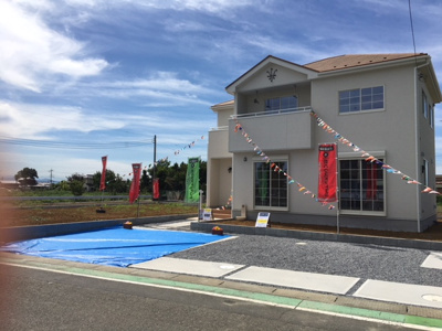 【前面道路含む現地写真】 | 鴻巣市関新田　土地広々122坪の車庫スペース5台の南道路に面す新築分譲住宅全1棟 | 前面道路含む現地写真です