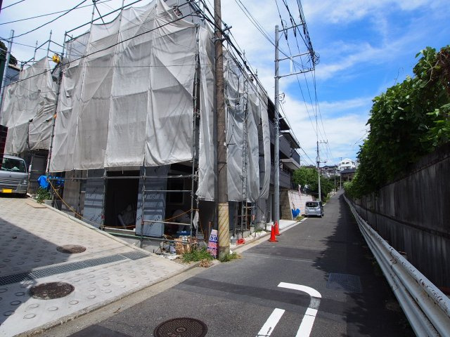 保土ヶ谷区上菅田町全５棟　新築戸建ての前面道路含む現地写真