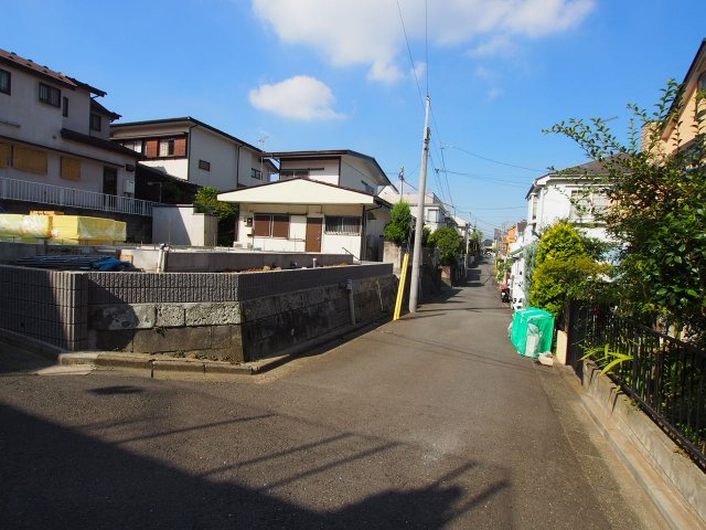 保土ヶ谷区権太坂１丁目　新築戸建ての前面道路含む現地写真