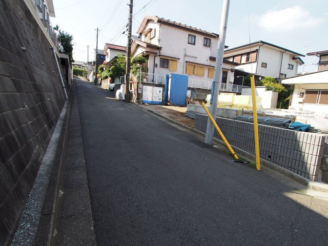 保土ヶ谷区権太坂１丁目　新築戸建ての前面道路含む現地写真