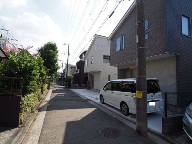 保土ヶ谷区権太坂２丁目　全４棟新築戸建ての前面道路含む現地写真