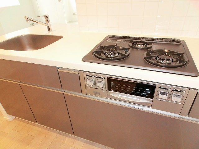 RESIDIA新御徒町の設備|レジディア新御徒町のグリル付ガス３口コンロです