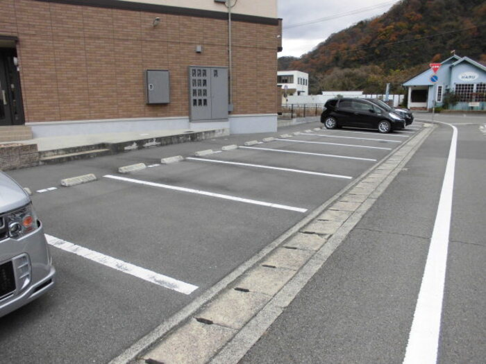 サンシャイン砥堀の駐車場
