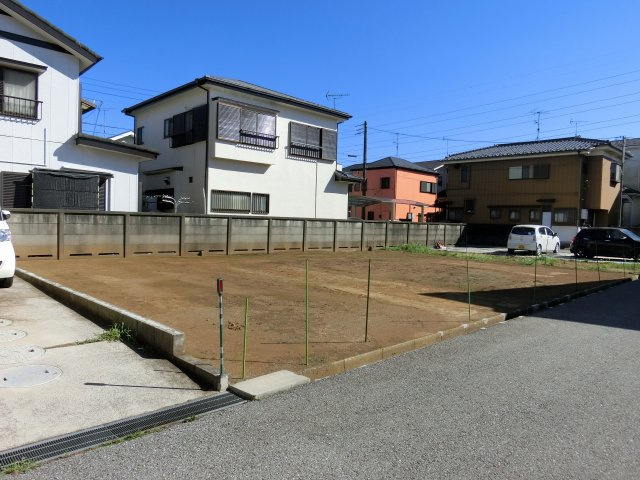 八千代市大和田新田　売地　建築条件なし　約４８坪の整形地の前面道路含む現地写真