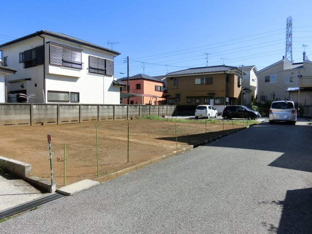 八千代市大和田新田　売地　建築条件なし　約４８坪の整形地の前面道路含む現地写真