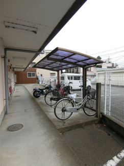【その他共用部分】 | 屋根付きの駐輪場で雨が降っても大切な自転車が濡れなくてすみますね♪荷物が重いときに自転車があれば助かりますね！