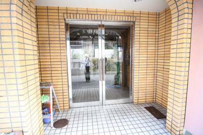 【エントランス】 | タイムス北畠　リノベーション物件！水回設備新品☆オートック付き♪ | ゆとりのあるエントランスです