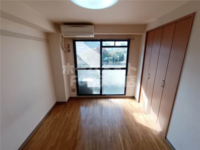 【寝室】 | ハーモニー弁天 | 落ち着いた色調の寝室です