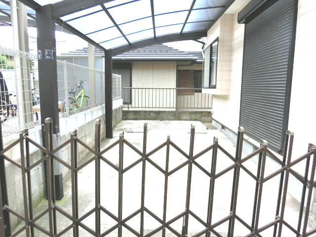 習志野市藤崎６丁目　中古戸建　平成１１年建築　再生住宅の駐車場|カーポート屋根付