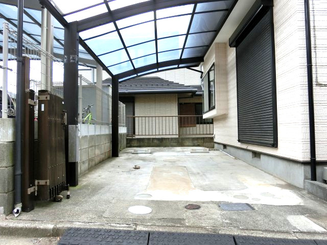 習志野市藤崎６丁目　中古戸建　平成１１年建築　再生住宅の駐車場|カーポート屋根付