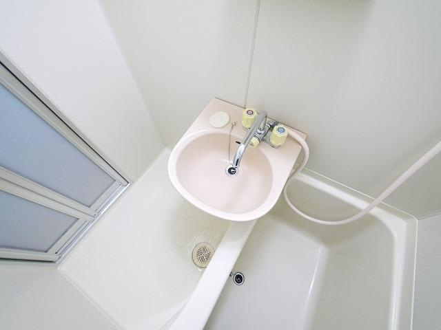 幸福マンションの設備|お風呂に洗面台がついてます。