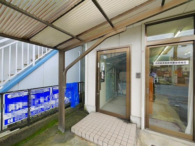 幸福マンションのエントランス|明るい共有スペース。