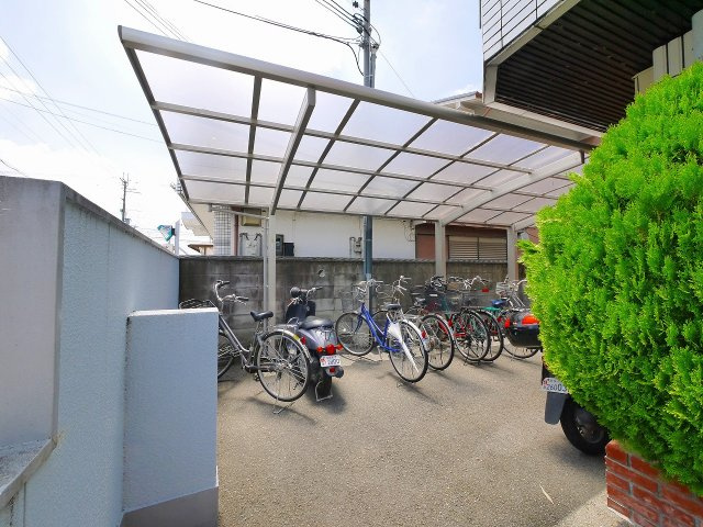 第2澤井マンションのその他共用部分|ゆったりとした駐輪スペース。