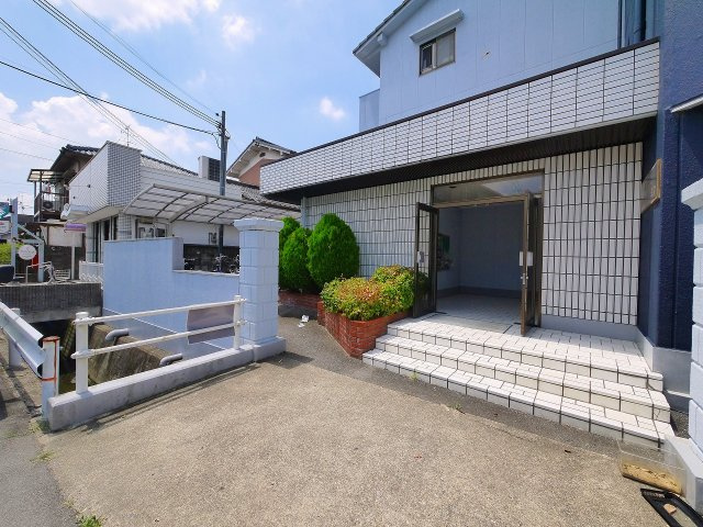 第2澤井マンションのエントランス|広々とした共有スペース。