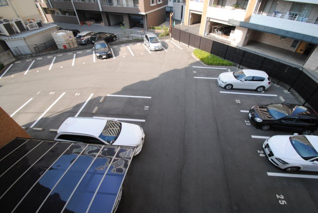 グランドウェルストーンの駐車場