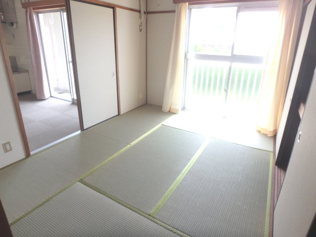 メゾン新美の和室