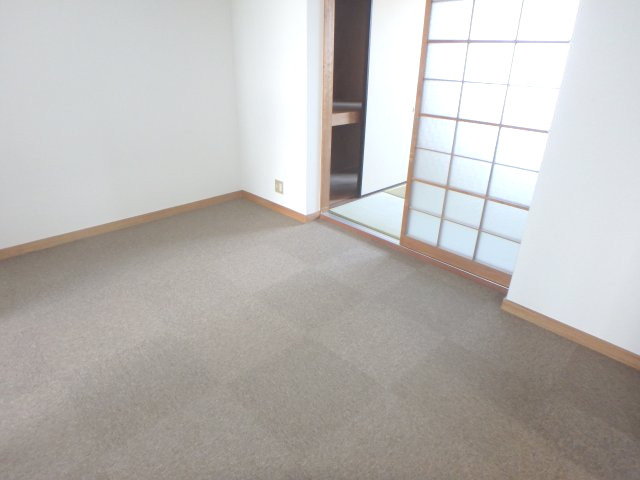メゾン新美の洋室