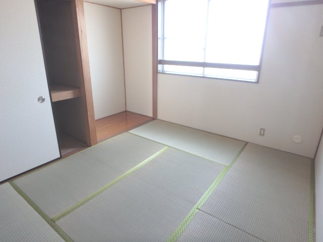 メゾン新美の和室