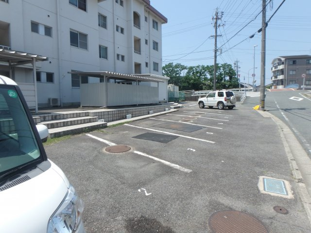 メゾン新美の駐車場