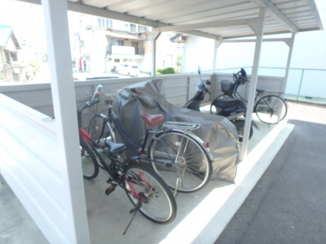 メゾン新美の駐車場