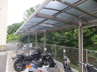 【その他共用部分】 | 屋根付きの駐輪場で雨が降っても大切な自転車が濡れなくてすみますね♪自転車はちょっとした移動手段にとても便利です！