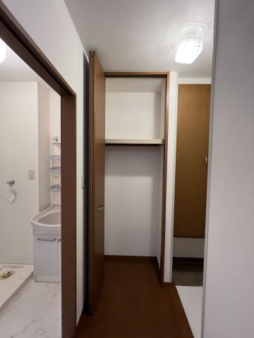 セジュールあいりすAの収納|廊下　玄関収納付き