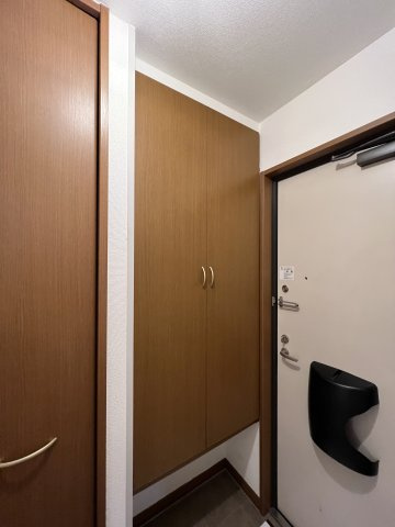 セジュールあいりすAの玄関|シューズボックス