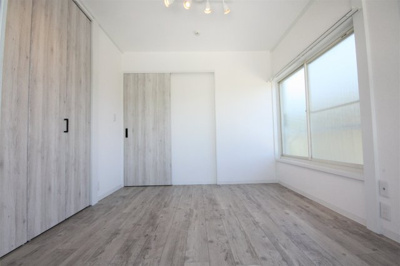 【洋室】 | リヴェール | リヴェール　　　扉・床・壁・天井を交換しました。白色と古材風の床が素敵な寝室です♪