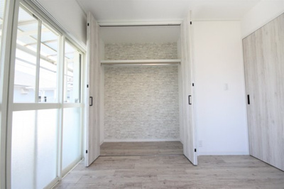 【洋室】 | リヴェール | リヴェール　　　洋室にも押入れサイズのクローゼットを造りました♪レンガのアクセントクロスも、いい雰囲気です。