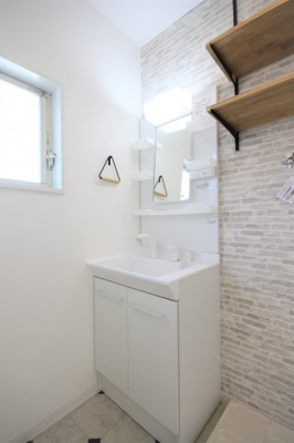 【独立洗面台】 | リヴェール | リヴェール　　　シャワー付き洗面台を新規に設置しました♪　古材風の棚とタオル掛けが良い雰囲気です♪