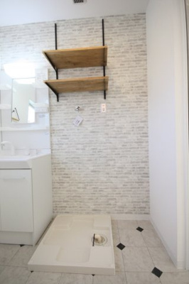 【設備】 | リヴェール | リヴェール　　　防水パンと便利な可動式棚を設置しました♪　スペースがまだありますので、棚も設置できますよ♪