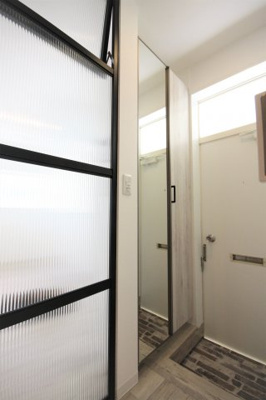 【玄関】 | リヴェール | リヴェール　　廊下の壁の一部はカフェガラスをつけましたので、圧迫感がありません♪