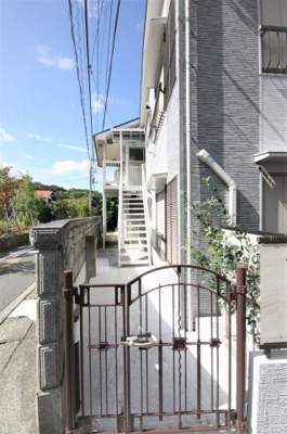 【外観】 | リヴェール | リヴェール　　　門扉を開けて階段を上がると素敵なお部屋がお待ちしています♪