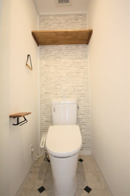 【トイレ】 | リヴェール | リヴェール　　　温水洗浄便座付きです♪古材風の棚とペパーホルダーが良い雰囲気です。