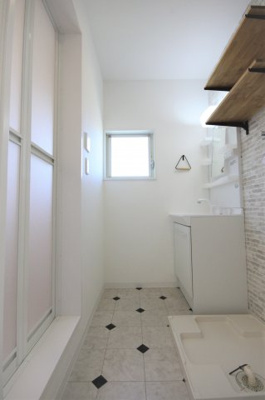 【洗面所】 | リヴェール | リヴェール　　　間取り変更をし、洗面脱衣所を造りました♪　こちらにも換気窓もあります。