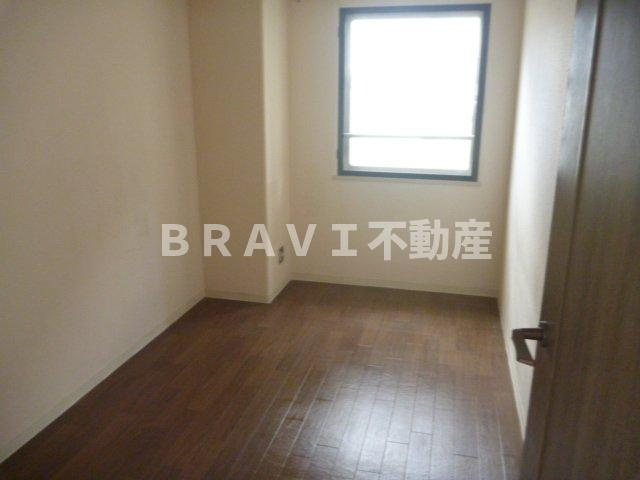 ベルンガーデン東平　BRAVI不動産の寝室|広くて明るい寝室