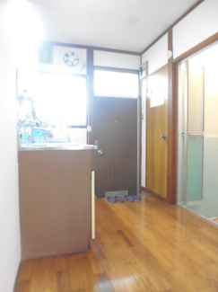【展望】 | 3帖のキッチンスペースです♪場所を取るお鍋やお皿もすっきり収納できます！キッチンには窓があるので換気もバッチリ！お料理の匂いがこもりません☆
