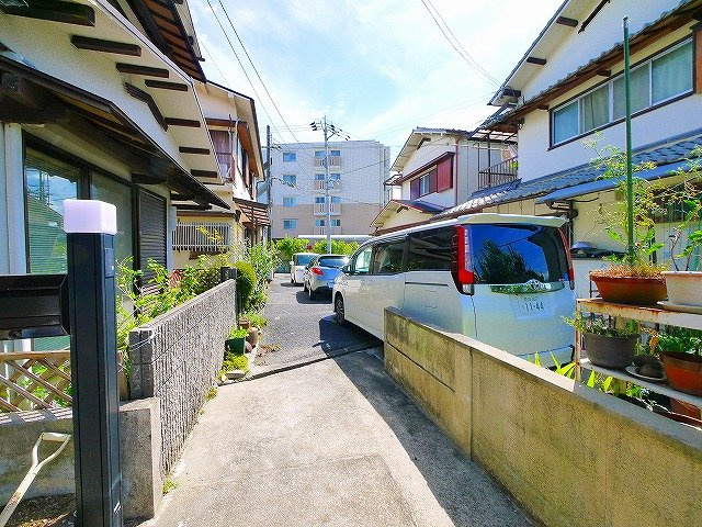 学園大和町５丁目戸建の駐車場