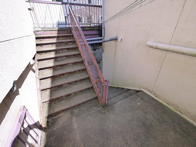 橋本マンションのその他共用部分|共用通路の階段です