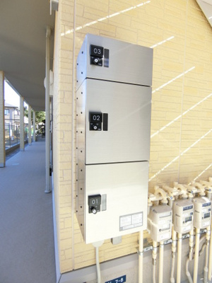 【エントランス】 | ポワール・セゾン | 共用エントランスには宅配BOXがあるので荷物の受け取りもスムーズに♪再配達を依頼する手間が省けます☆